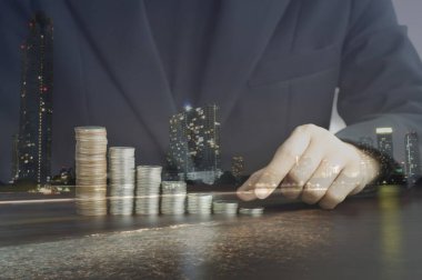 Çift pozlama sikke ve gece city, büyüme, kavramında para yığını koymak ve iş yatırım