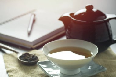 Sıcak çay Kupası ahşap masa arka plan üzerinde bir soğuk kış gününde