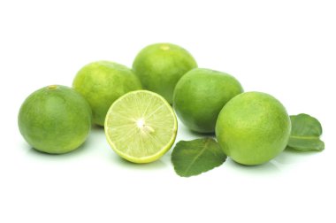 Yeşil limonlu izole üzerinde beyaz arka plan bırakır