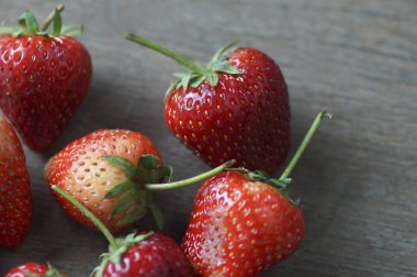 Tahta masadaki taze çilekler.
