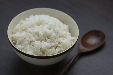 Kase masada tahta kaşıkla Tayland pirinç