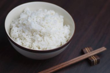 Kase masada tahta kaşıkla Tayland pirinç