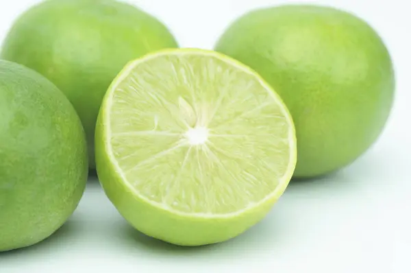 Lima verde con hojas aisladas sobre fondo blanco — Foto de Stock