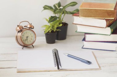 kitap ve bitki ile tabloda kalem