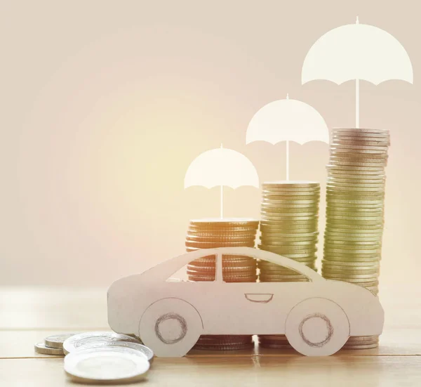 Stapel von Geldmünzen, Regenschirm und Papierauto, Konzept in Versicherungen, Darlehen, Finanzen — Stockfoto