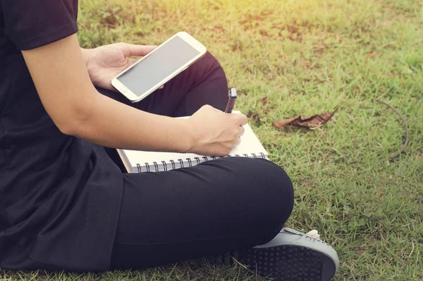 Mano de mujeres escribiendo sobre papel — Foto de Stock