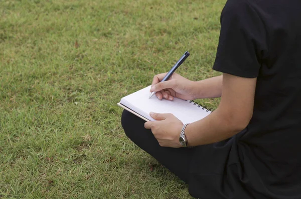 Hand van vrouwen schrijven op papier — Stockfoto