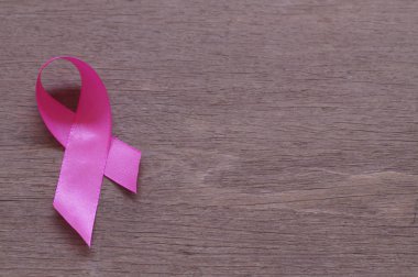 pembe kurdele kopya alanı üzerinde ahşap masa, kanser işareti