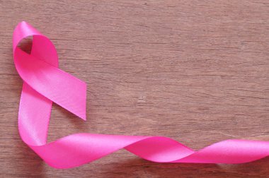 pembe kurdele kopya alanı üzerinde ahşap masa, kanser işareti