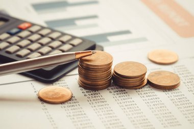 yığın para para background.concept içinde için grafik bankacılık anlayışıyla büyümek ve iş dünyasında başarı için adım adım yürümek