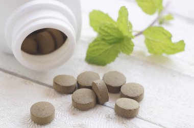 ahşap masa ve kopya alanı üzerinde yukarıdan bitkisel hap