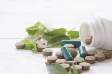 ahşap masa ve kopya alanı üzerinde yukarıdan bitkisel hap