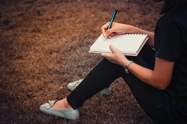 Mâna tinerei fete scriind în jurnal la depus — Fotografie, imagine de stoc