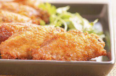 Baharatlı derin kızarmış tava tavuk kanadı Ranch ve kişniş siyah plaka üzerinde kapatın