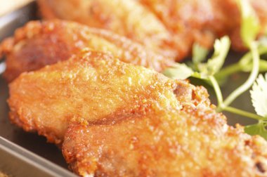 Baharatlı derin kızarmış tava tavuk kanadı Ranch ve kişniş siyah plaka üzerinde kapatın