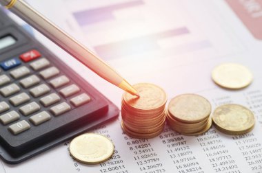 sikke para hesabına kitap Finans ile yığın ve kavram bankacılık background.concept içinde için büyümek ve iş dünyasında başarı için adım adım yürümek