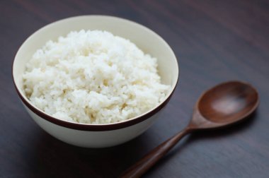 Kase masada tahta kaşıkla Tayland pirinç