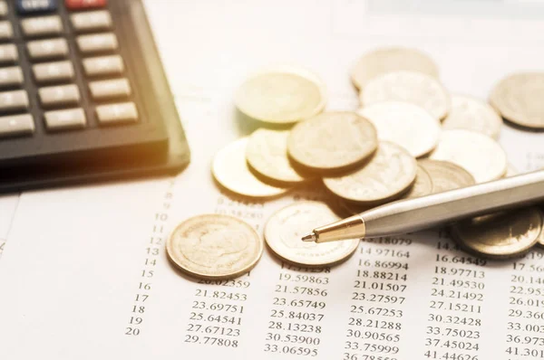 Monedas, pila de dinero en papel resumen informe de finanzas y cuenta bancaria con calculadora y pluma —  Fotos de Stock