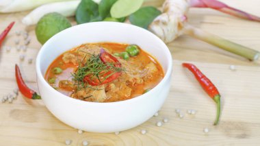 Baharat, biber, Limon otu, bergamot yaprak ahşap üzerine soslu domuz eti ile Panaeng köri