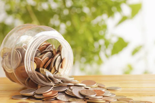 Денежные монеты сложены на деревянном столе с пластиковой jarsr, концепция в экономии роста шаг за шагом шаг бизнеса, финансов, экономики и счета банка — стоковое фото