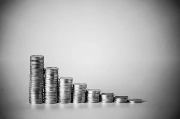Складені грошові монети в чорно-білому кольорі концепція в інвестиції, зберегти і бухгалтерський банкінг — стокове фото