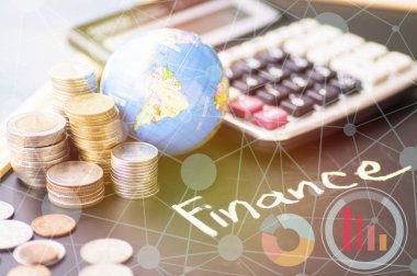 Tebeşir kelime yazı tahtası üzerinde finans, sikke para hesabına kitap Finans ile kazık ve kavram için arka plan, kavram olarak bankacılık büyüme ve iş dünyasında başarı için adım adım yürümek
