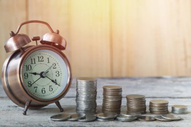 çalar saat ve staced madalyonun, .concept içinde büyümek ve adım adım iş dünyasında başarı için yürüyüş