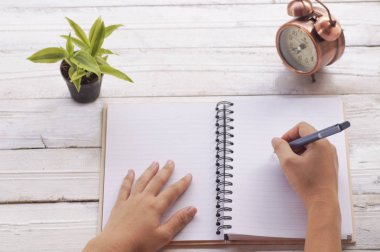 el yazma kitap ve saat üstünde okul sırası ile