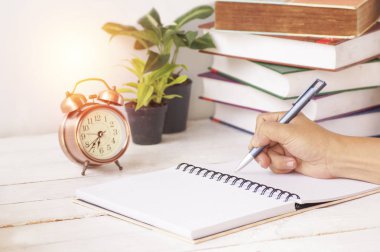 el yazma kitap ve saat üstünde okul sırası ile