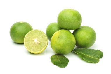 Beyaz zeminde izole limon