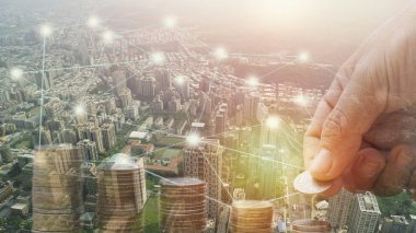 Çift pozlama el yığılmış para ve şehir, finans ve bankacılık kavramı içinde background.concept için büyümek ve iş dünyasında başarı için adım adım yürümek