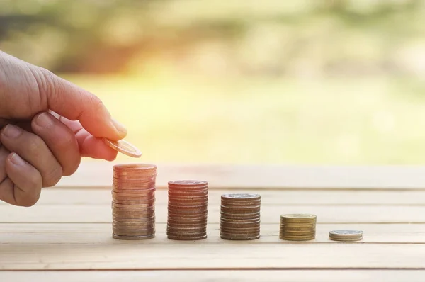 Hand Geld Zetten Stapel Van Munten Houten Achtergrond — Stockfoto