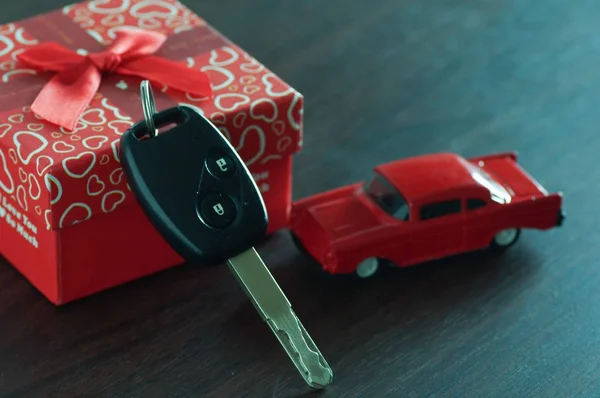 Autoschlüssel Geschenkbox Auf Holztisch — Stockfoto