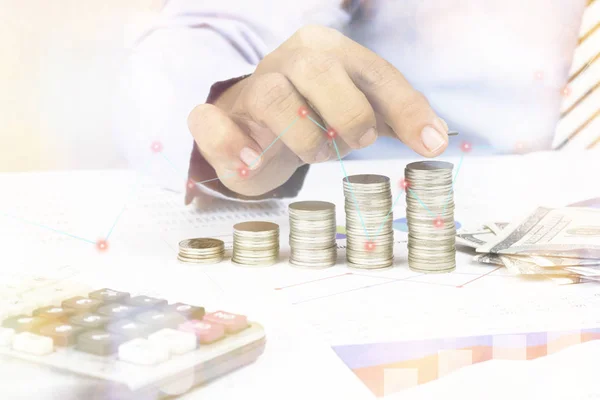 İşadamı para sikke çalışma kağıt ve hesap makinesi, kavramı ile planı, finans, hesap, borsa ve sermaye bankacılık üst üste giy