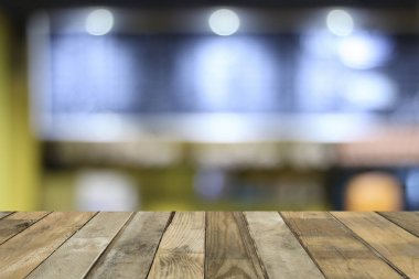 Boş ahşap masa zemin için mevcut ve arka planda kafe ve gece kulübü, nesne görüntülemek ve tanıtmak için koymak için kopya alanı ürünleri göster