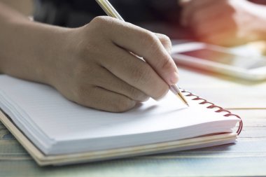 halkı, yazma öğrenci el ve Kitaplığı ' nda kopya alanı ile ahşap masa üstünde defter kavram eğitim girişimi olarak not edin ve kazanmak, gelecekteki yaşam için bilgi geliştirmek niyetinde için çaba