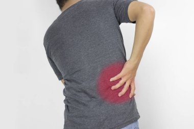 Dostum, adam vardır bel ağrı gri beyaz arka plan üzerinde giydirin