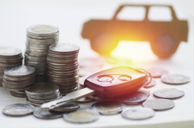 para sikke ve anahtar, sigorta, kredi, finans ve araba arka plan satın alma kavramı kazık
