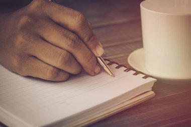 halkı, yazma öğrenci el ve Kitaplığı ' nda kopya alanı ile ahşap masa üstünde defter kavram eğitim girişimi olarak not edin ve kazanmak, gelecekteki yaşam için bilgi geliştirmek niyetinde için çaba