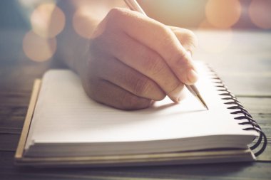 halkı, yazma öğrenci el ve Kitaplığı ' nda kopya alanı ile ahşap masa üstünde defter kavram eğitim girişimi olarak not edin ve kazanmak, gelecekteki yaşam için bilgi geliştirmek niyetinde için çaba