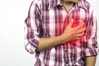 göğüs ağrısı, şiddetli kalp ağrısı, beyaz arka plan, kavram olarak healtcare, hastalık ve Kaydet saldırı acı inşaat işçisi vardır