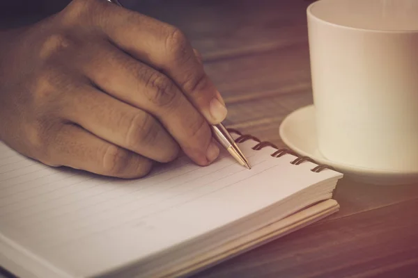 Hand Van Mensen Student Schrijven Opmerking Notebook Houten Tafel Met — Stockfoto