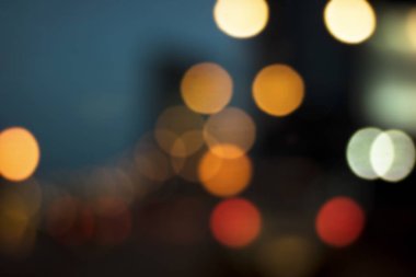 Ufuk şehir gece yumuşak araba hafif retro ve vintage tarzı aşk kırmızı şeklinin bir formla bokeh arka plan bulanıklık