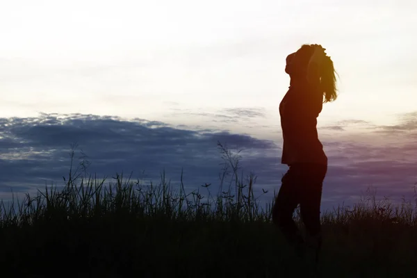 Silueta Mujeres Posando Con Cielo Crepúsculo — Foto de Stock