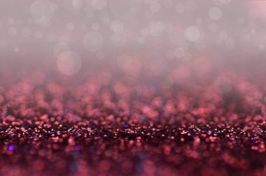 Kırmızı ve mor parkle ve bokeh adam