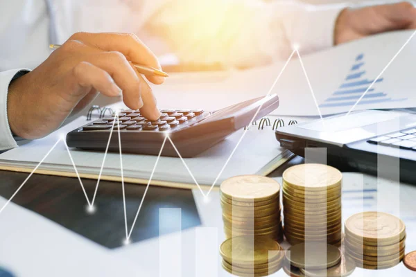işadamı hesap makinesi tuşuna basın ve iş grafik kağıt w olarak kontrol