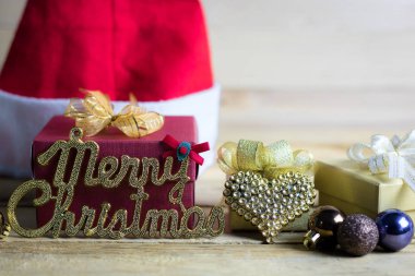 kopya alanı ile ahşap Hediyelik ve kırmızı yılbaşı şapkası