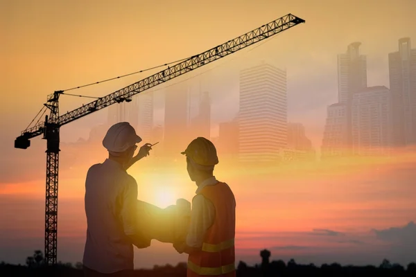 planlama ve kavramı, siluet iki araştırmak bina sitedeki arıyorum businessmans yer inşaat ve tartışıyor 