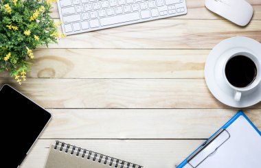 defter ve kahve ve seo nesne araçları o ile ahşap arka plan