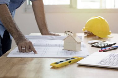 Enginee veya mimar ponting ve seyir kağıt masanın üzerinde planı,